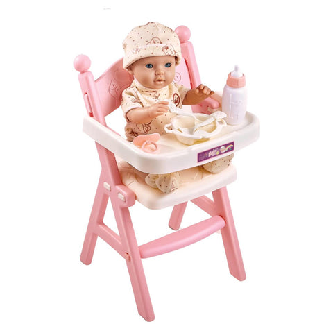 Poupée avec chaise haute