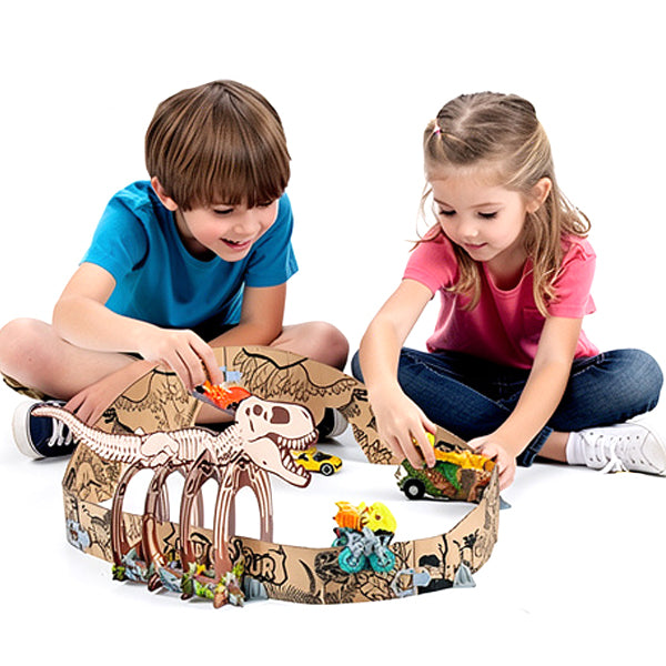 Circuit dinosaure en carton avec voiture