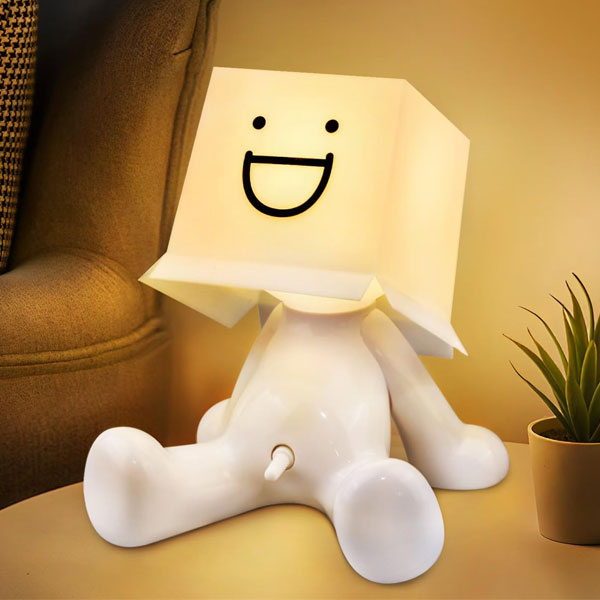 Lampe de chevet garçon timide