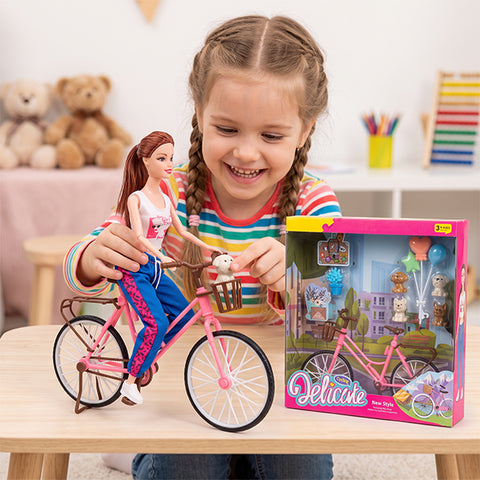 Poupée delicate avec vélo